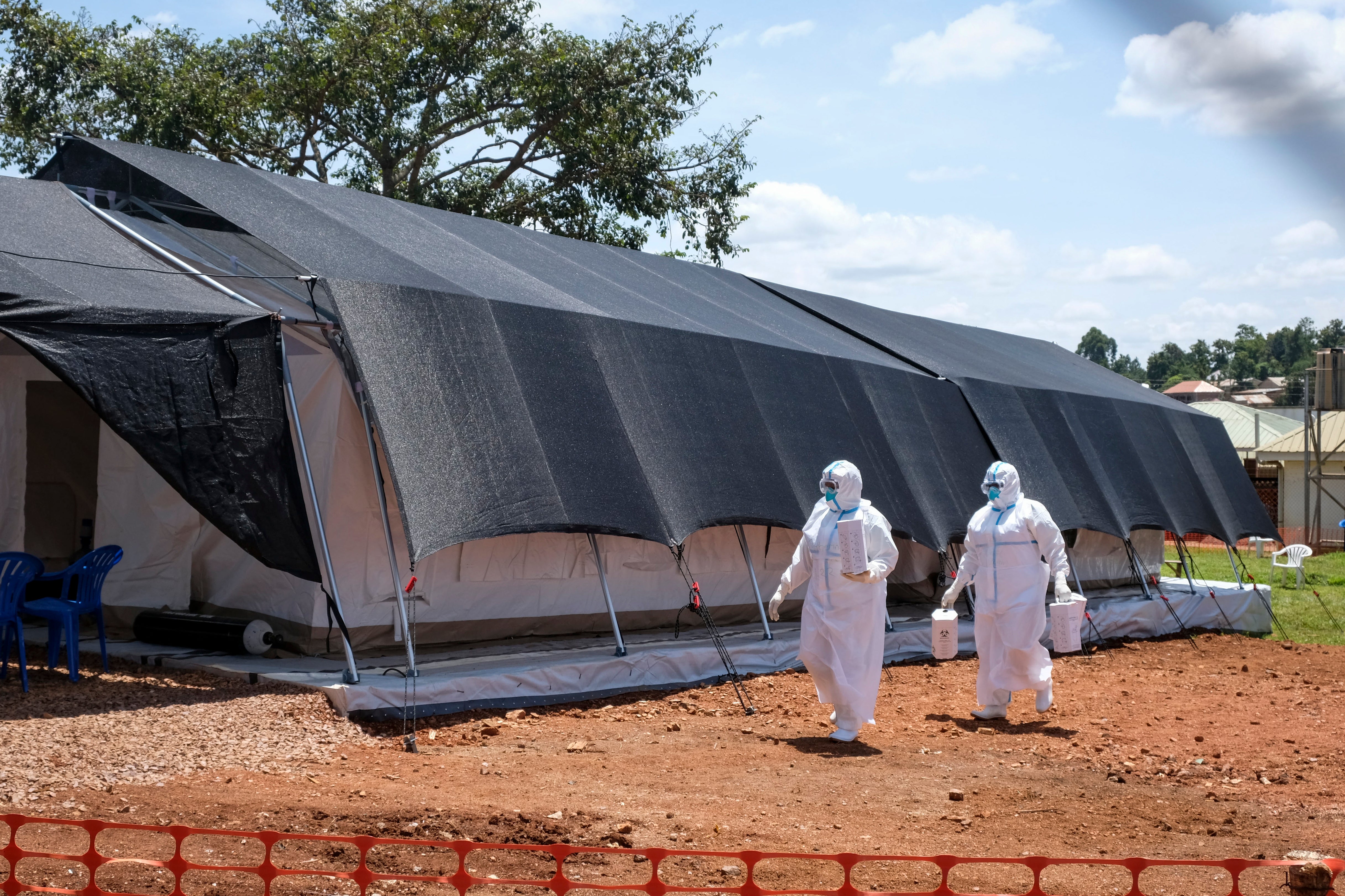 <p>Médicos caminan por el interior de la sección de aislamiento del ébola del Hospital Regional Especializado de Mubende, en Mubende, Uganda</p>