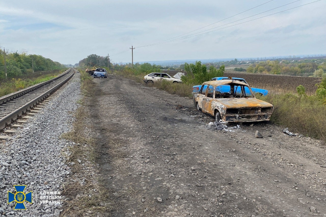 Autos de un convoy civil que, según el Servicio de Seguridad del Estado ucraniano, fue alcanzado por un bombardeo de las tropas rusas