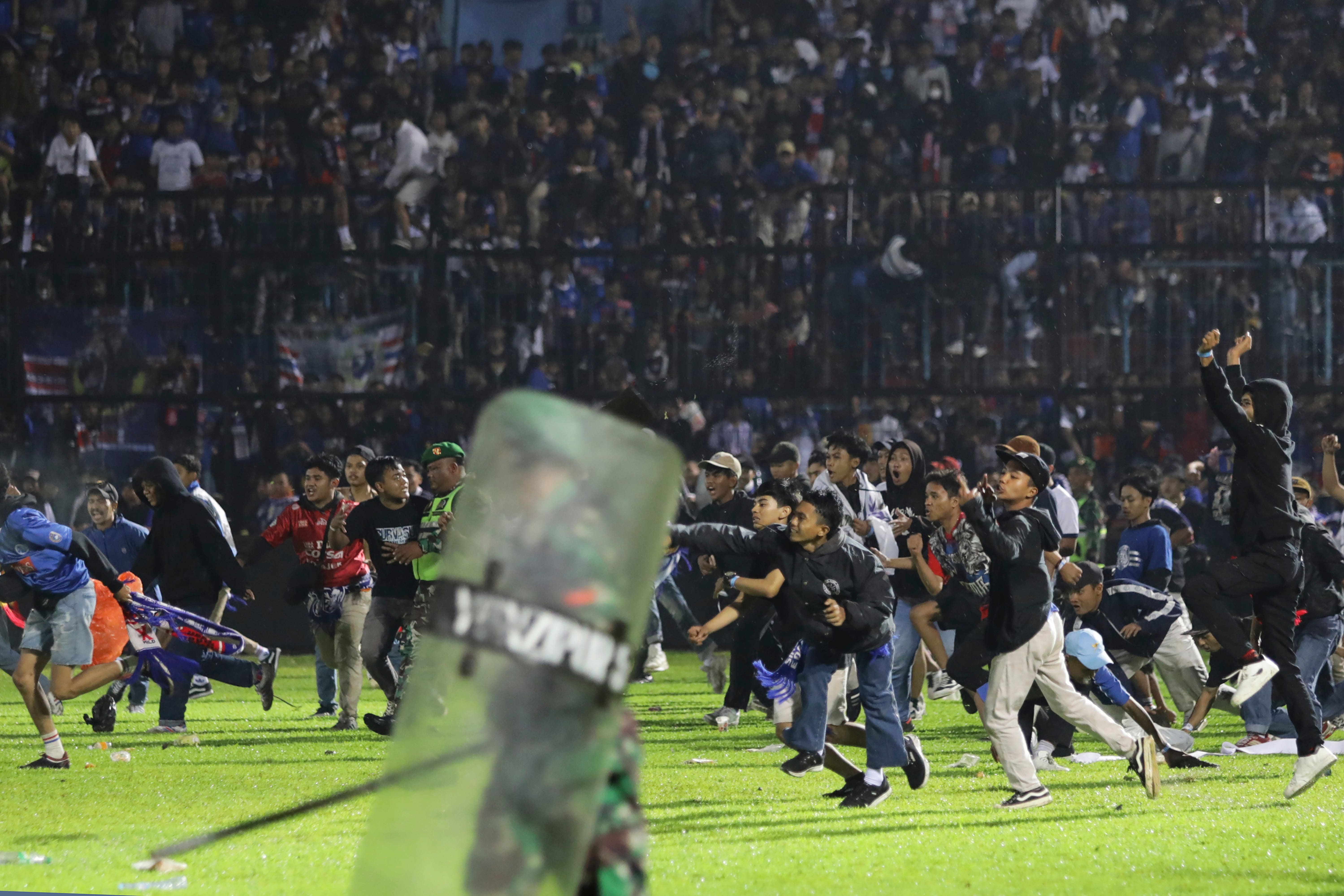 Al menos 125 personas mueren en estampida en un estadio de fútbol en Indonesia tras la sobreventa de entradas