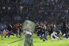 Al menos 125 personas mueren en estampida en un estadio de fútbol en Indonesia tras la sobreventa de entradas