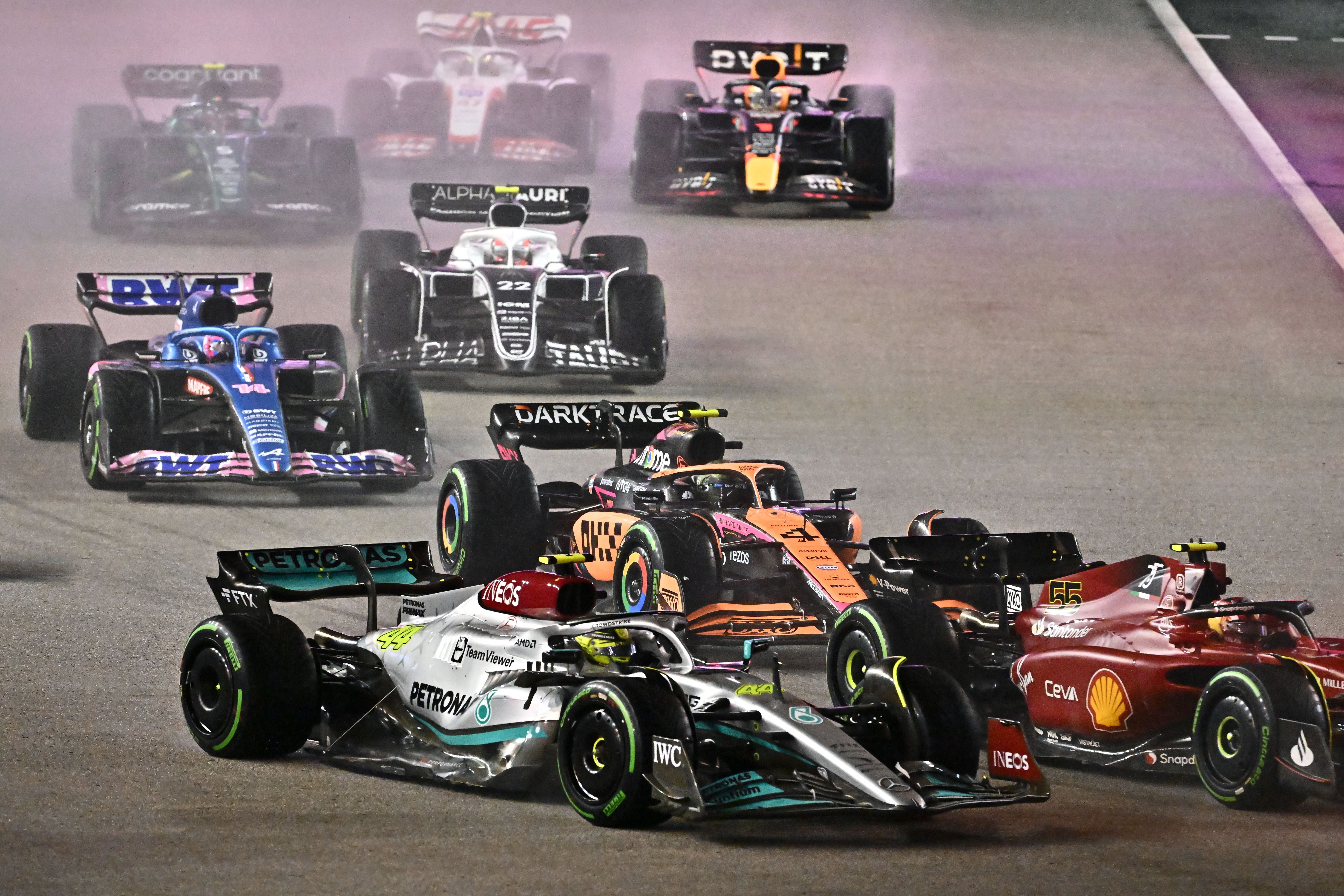 Lewis Hamilton tuvo dificultades desde el inicio de la carrera e impactó su MErcedes contra el muro de contención