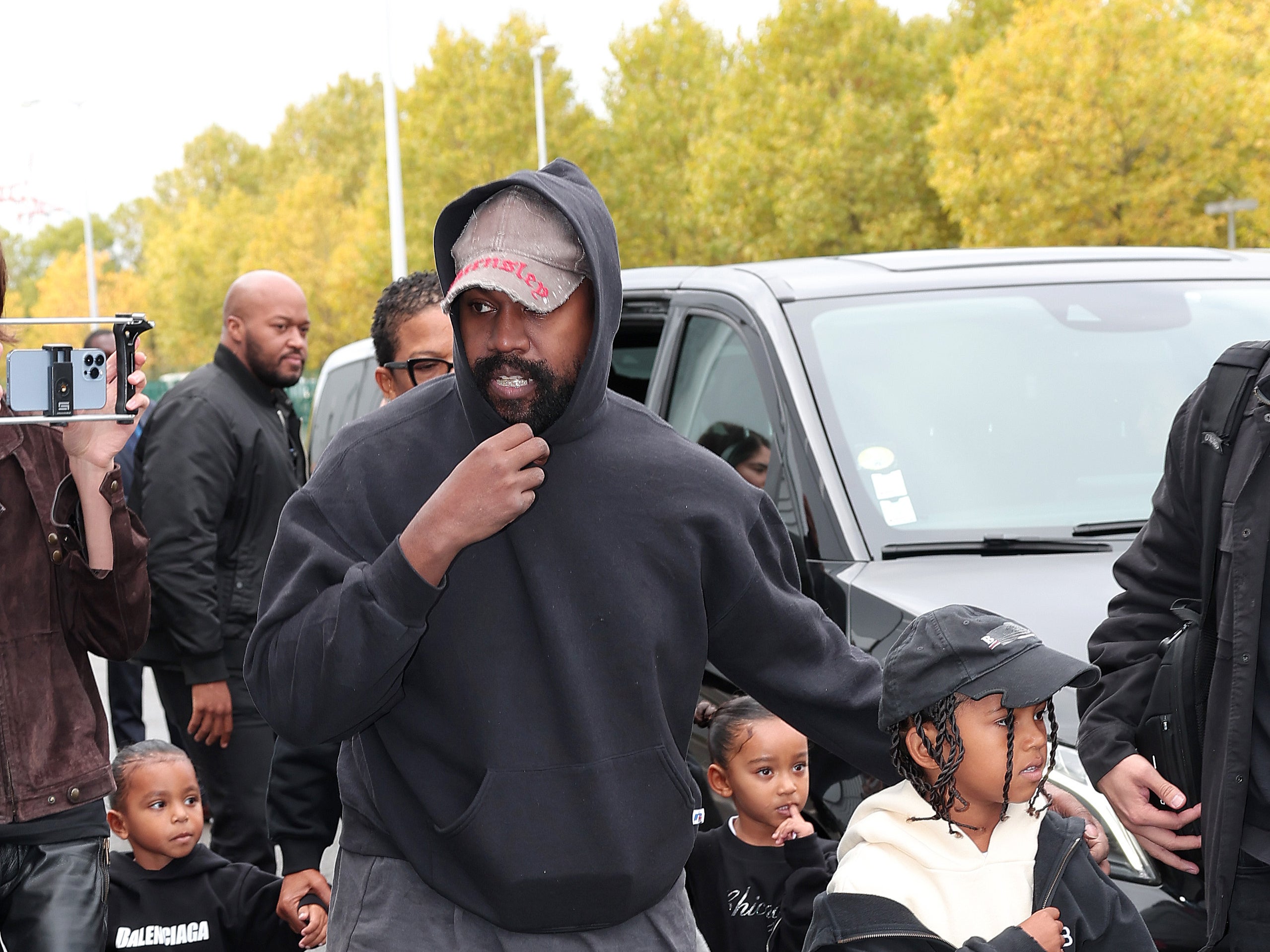 Kanye West, Saint West, Psalm West y Chicago West asisten al desfile Primavera/Verano 2023 de Balenciaga Womenswear como parte de la Semana de la Moda de París