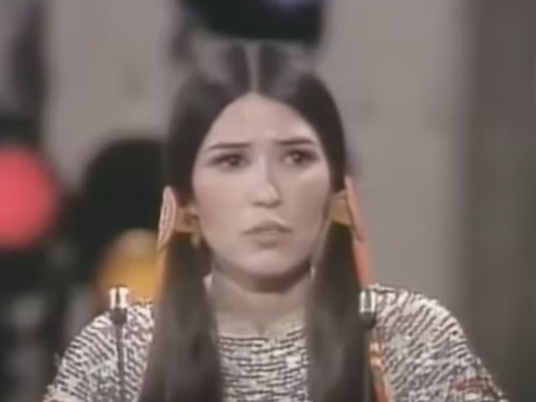 Muere a los 75 años Sacheen Littlefeather, la activista que rechazó el Oscar en nombre de Marlon Brando