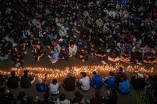 Indonesia: Aficionados de fútbol “murieron en brazos de los jugadores” en tragedia en estadio, dice entrenador