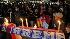 Dolor y llanto en Indonesia tras mortal estampida en un estadio de fútbol