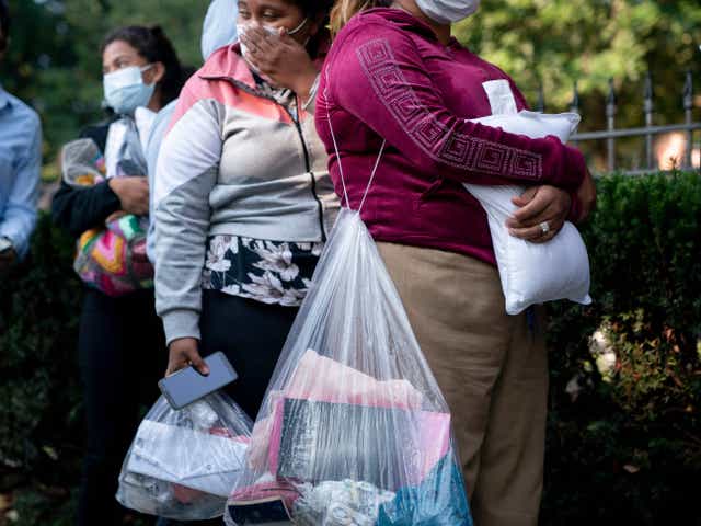 <p>Migrantes de Venezuela, que abordaron un autobús en Texas, esperan su traslado a una iglesia local por parte de voluntarios una vez que fueron dejados frente a la residencia de la vicepresidenta de EE.UU., Kamala Harris, en el Observatorio Naval de Washington, DC, el 15 de septiembre de 2022 </p>