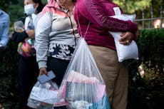 Greg Abbott envía más migrantes a la casa de Kamala Harris en Washington DC
