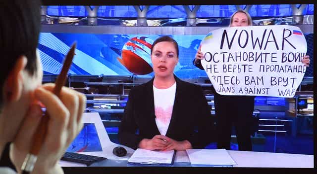 Protesta al aire de Marina Ovsyannikova contra la guerra rusa en marzo