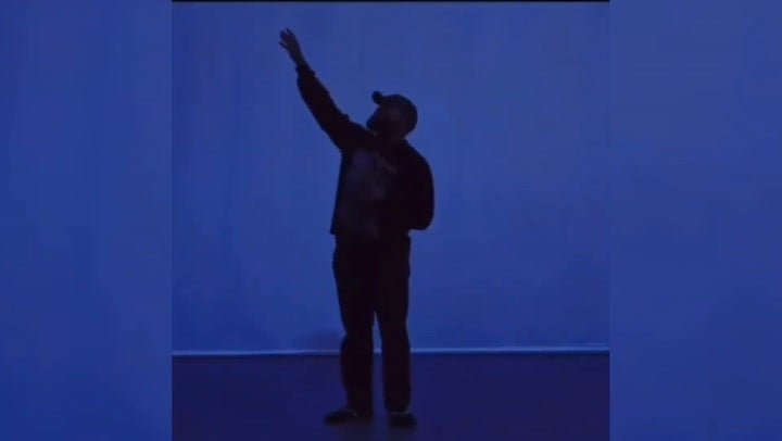 Ye y su controversial vestimenta en la Semana de la Moda de París