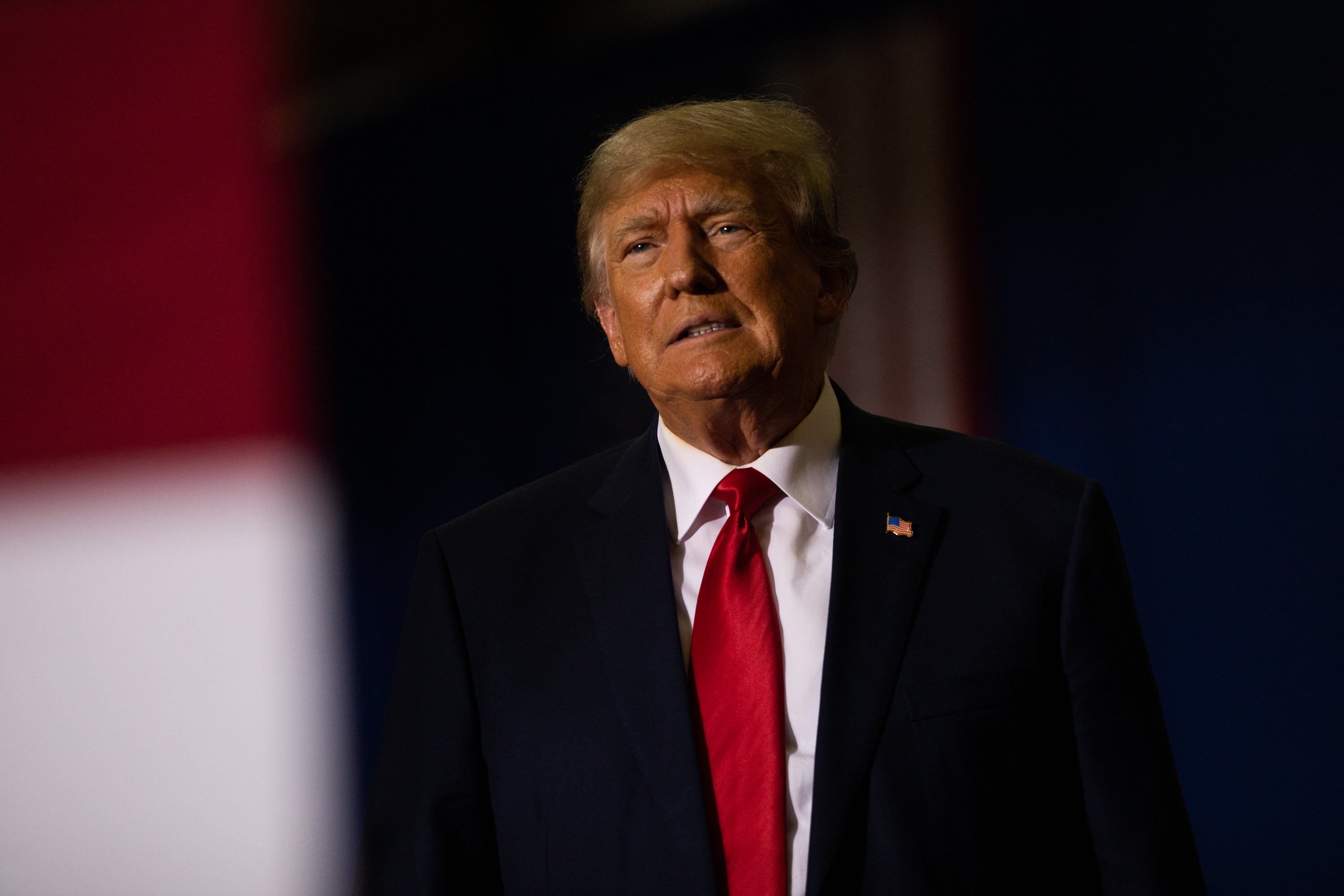 Trump demanda a CNN por difamación, pide $475 millones y afirma que la cadena “teme” que se postule en 2024