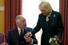 El rey Carlos III se burla de sus percances virales con los bolígrafos al firmar un libro de visitas