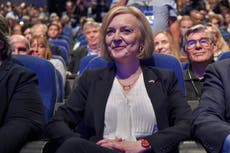 Truss promete escuchar tras sus cambios de estrategia