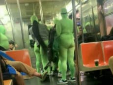 Seis mujeres con atuendos verde neón roban y golpean a dos adolescentes en el metro de Nueva York 