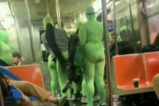 Seis mujeres con atuendos verde neón roban y golpean a dos adolescentes en el metro de Nueva York