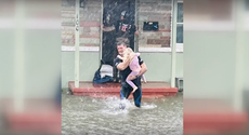 Bombero relata su experiencia al rescatar a una niña de las inundaciones del huracán Ian