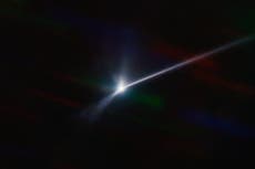 Asteroide impactado deja larga estela de polvo