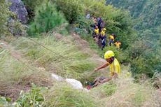 Accidente de bus en un desfiladero en India deja 25 muertos