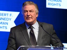 Alec Baldwin llega a un acuerdo con herederos de la directora de fotografía asesinada en el set de ‘Rust’