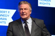 Alec Baldwin llega a un acuerdo con herederos de la directora de fotografía asesinada en el set de ‘Rust’