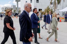 Biden recorre los lugares devastados por el huracán Ian junto al gobernador de Florida, Ron DeSantis