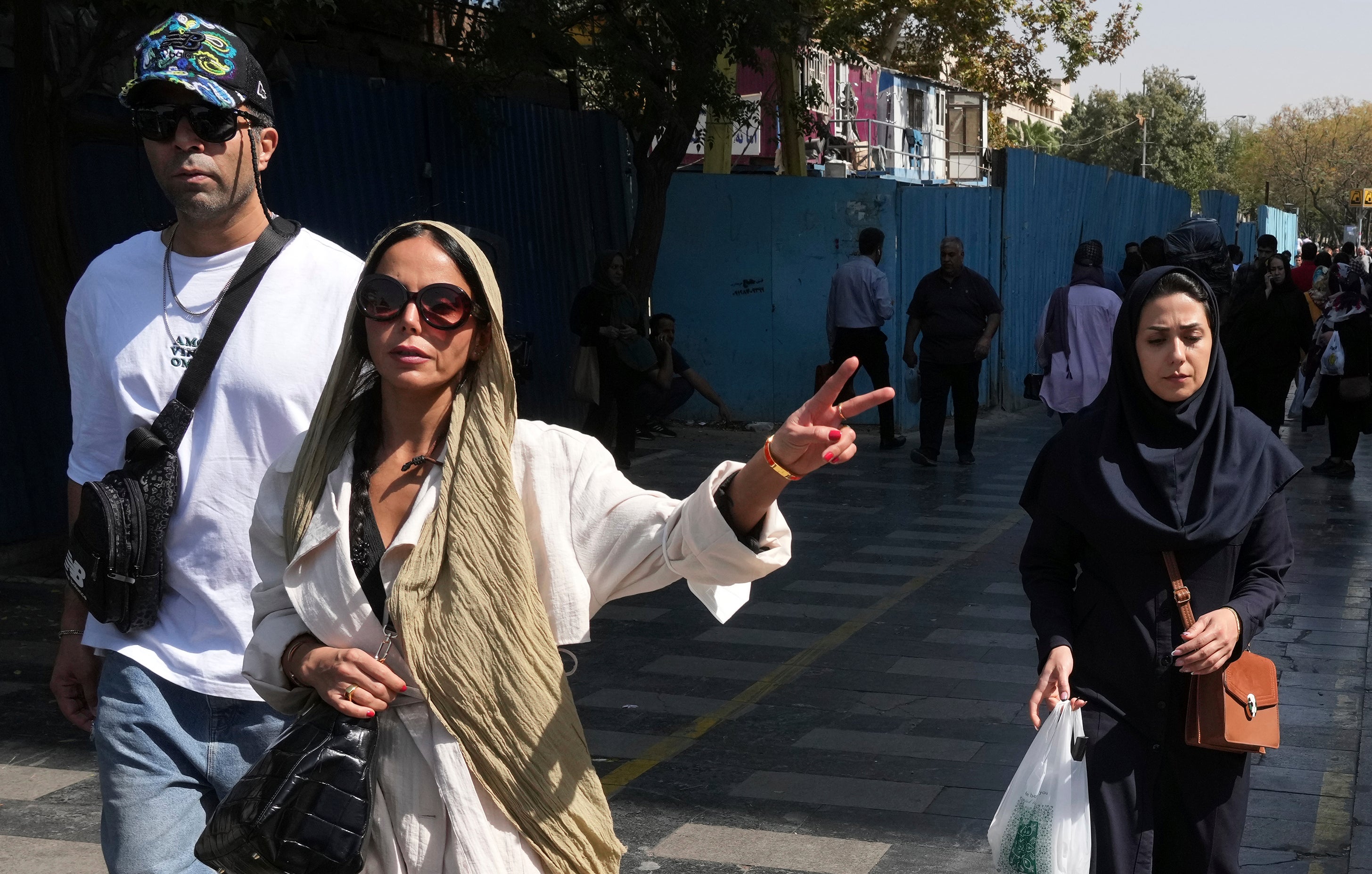 Una mujer hace una señal de victoria en Teherán