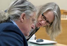 Caso Sandy Hook: Jones declina presentar defensa en juicio
