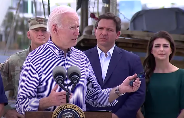 El presidente Joe Biden habla en Fort Myers Beach, Florida, el miércoles mientras el gobernador Ron DeSantis observa
