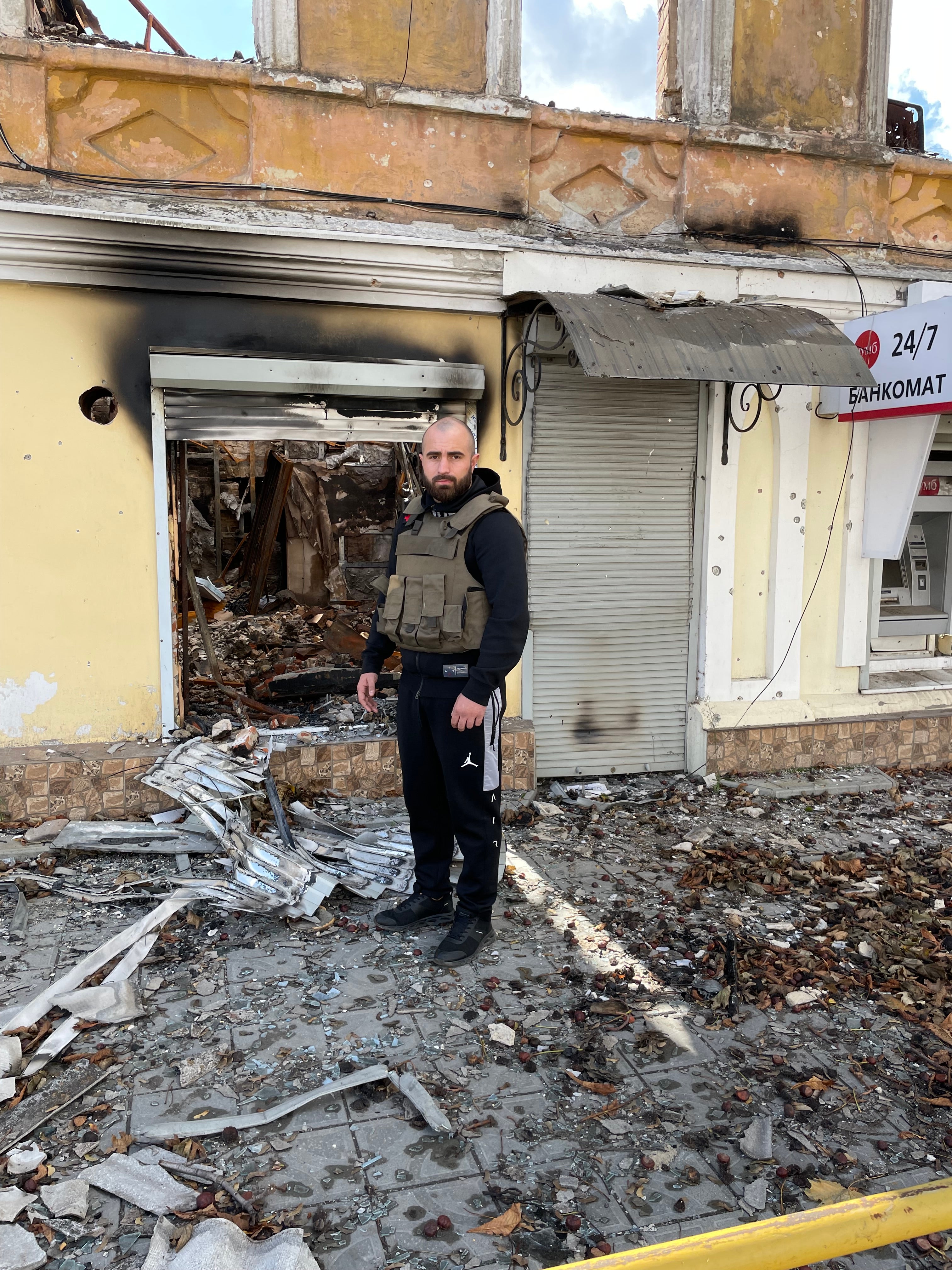 Dmitry Lozhenko ayuda a los civiles en Kupyansk, liberada de las fuerzas rusas