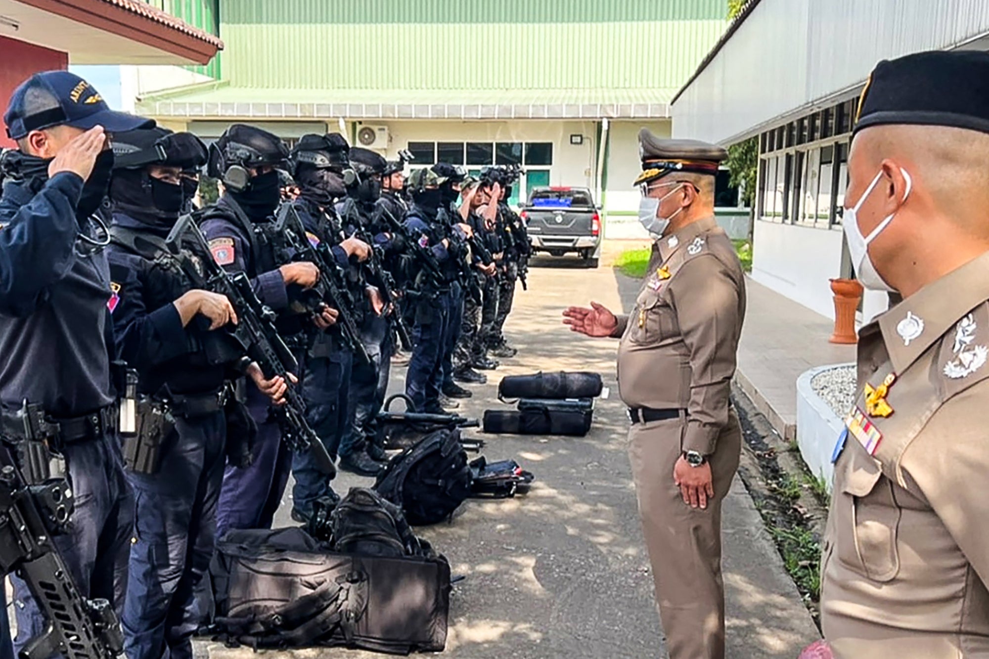 El jefe de la policía nacional, Damrongsak Kittiprapat, habla con un equipo de operaciones policiales