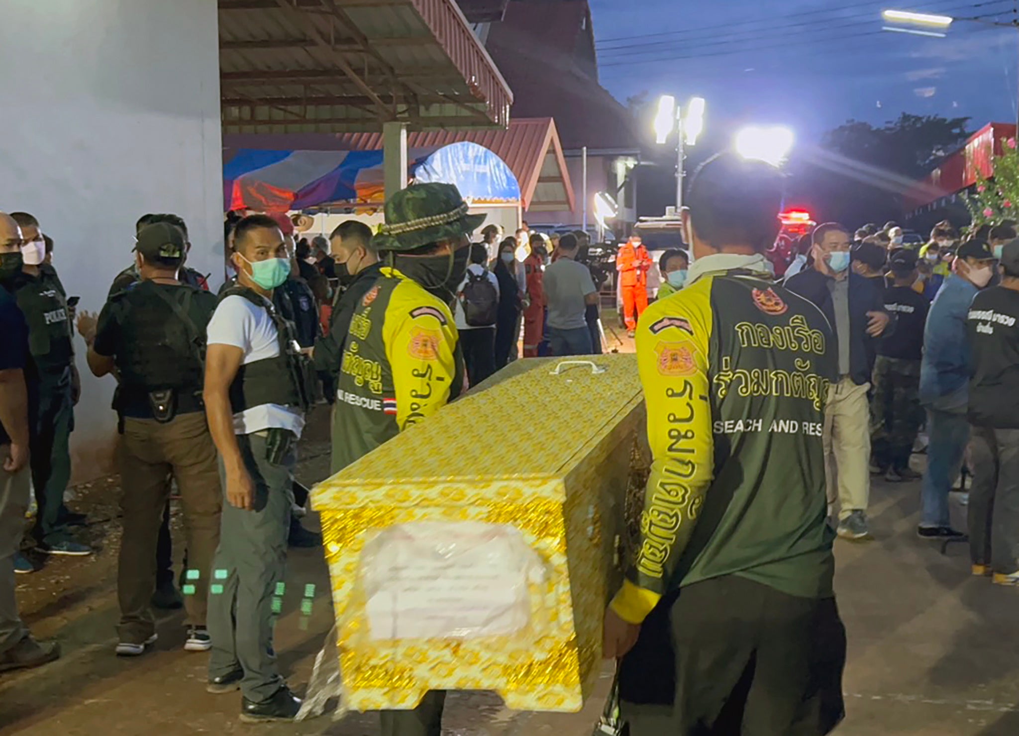 Los socorristas tailandeses transportan un ataúd que contiene desde la guardería de Nong Bua Lamphu