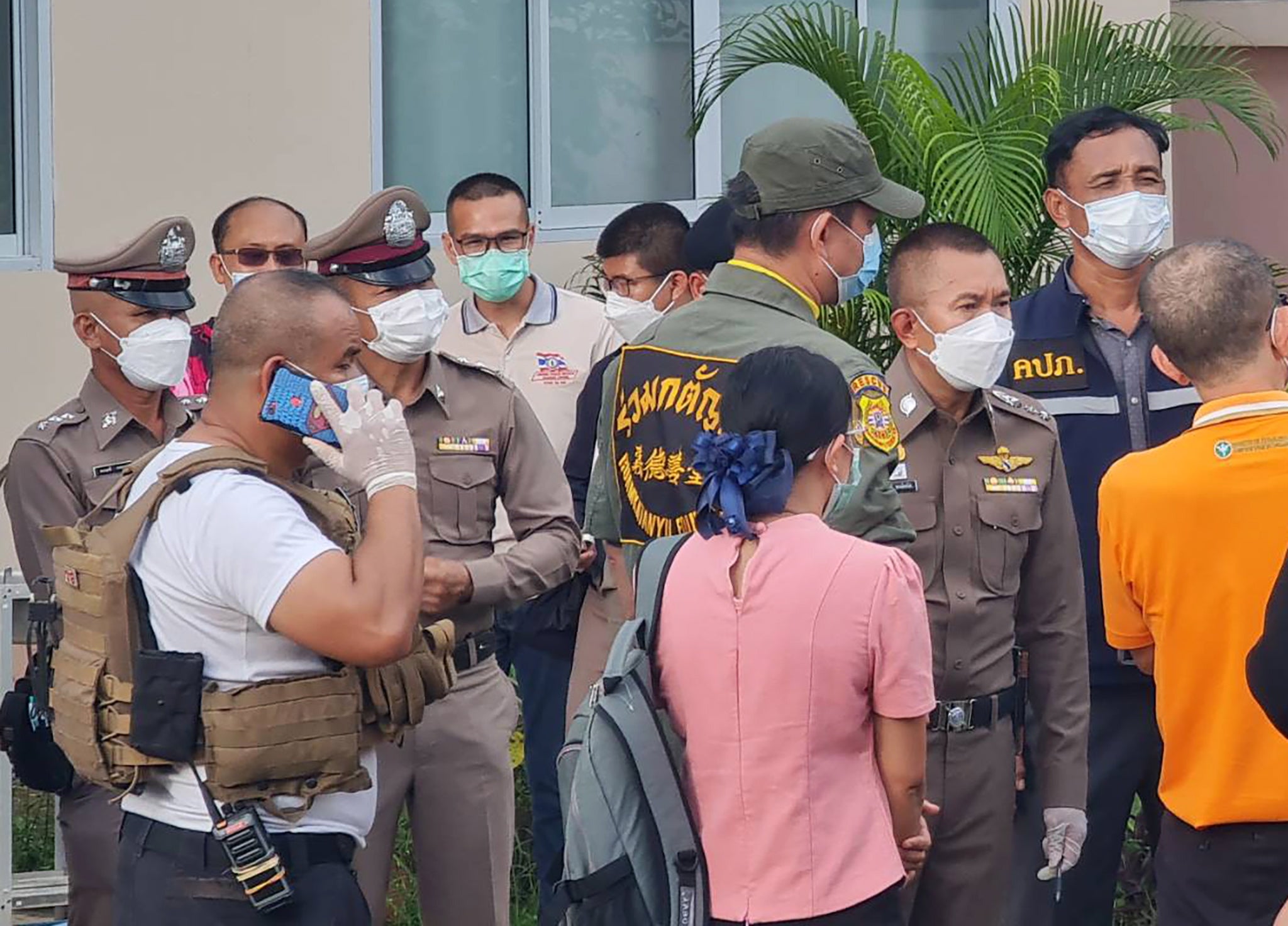 Agentes de la policía tailandesa inspeccionando el lugar de la masacre
