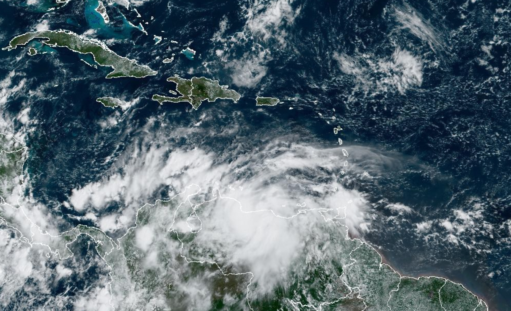 El potencial ciclón tropical trece, que probablemente se convierta en el huracán Julia, se está formando en el sur del Caribe