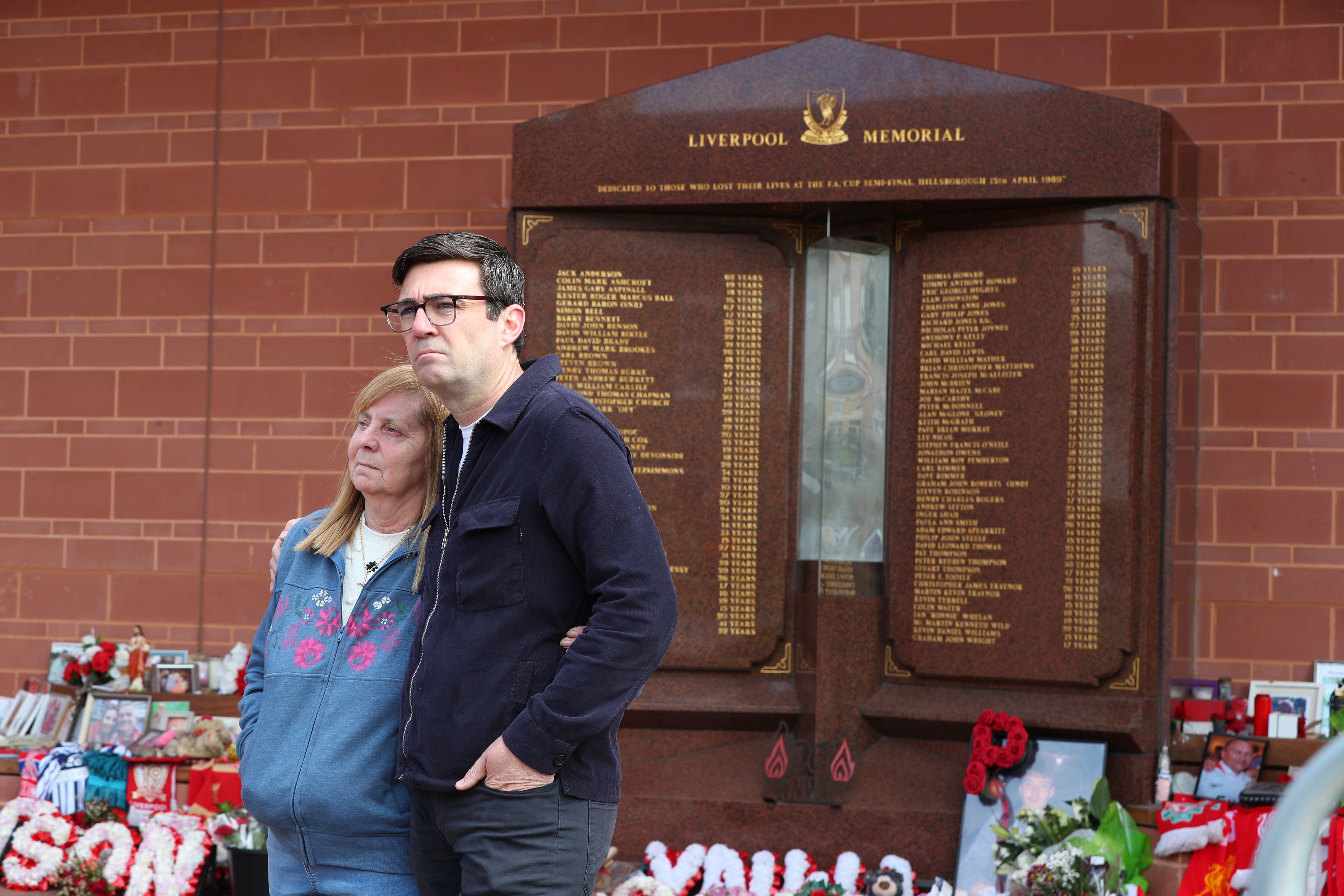 La activista Margaret Aspinall y Andy Burnham durante un acto conmemorativo en el memorial de Hillsborough, frente al estadio Anfield