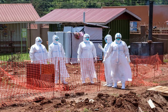 Los médicos caminan dentro de la sección de aislamiento del Ébola del Hospital Regional de Referencia de Mubende, en Mubende, Uganda, el jueves 29 de septiembre de 2022.