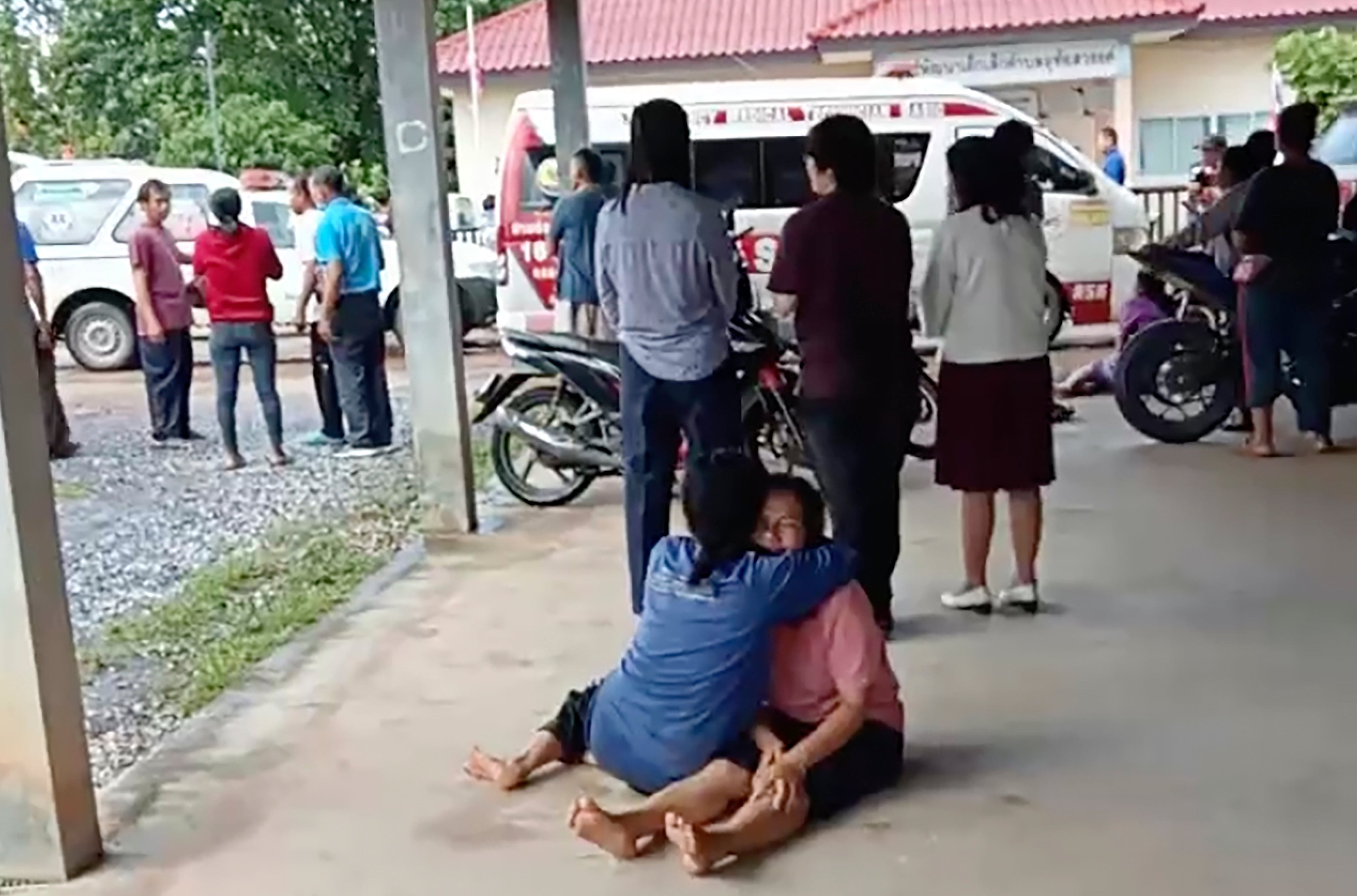 En una imagen tomada del vídeo, consuelan a una mujer angustiada fuera del lugar del ataque