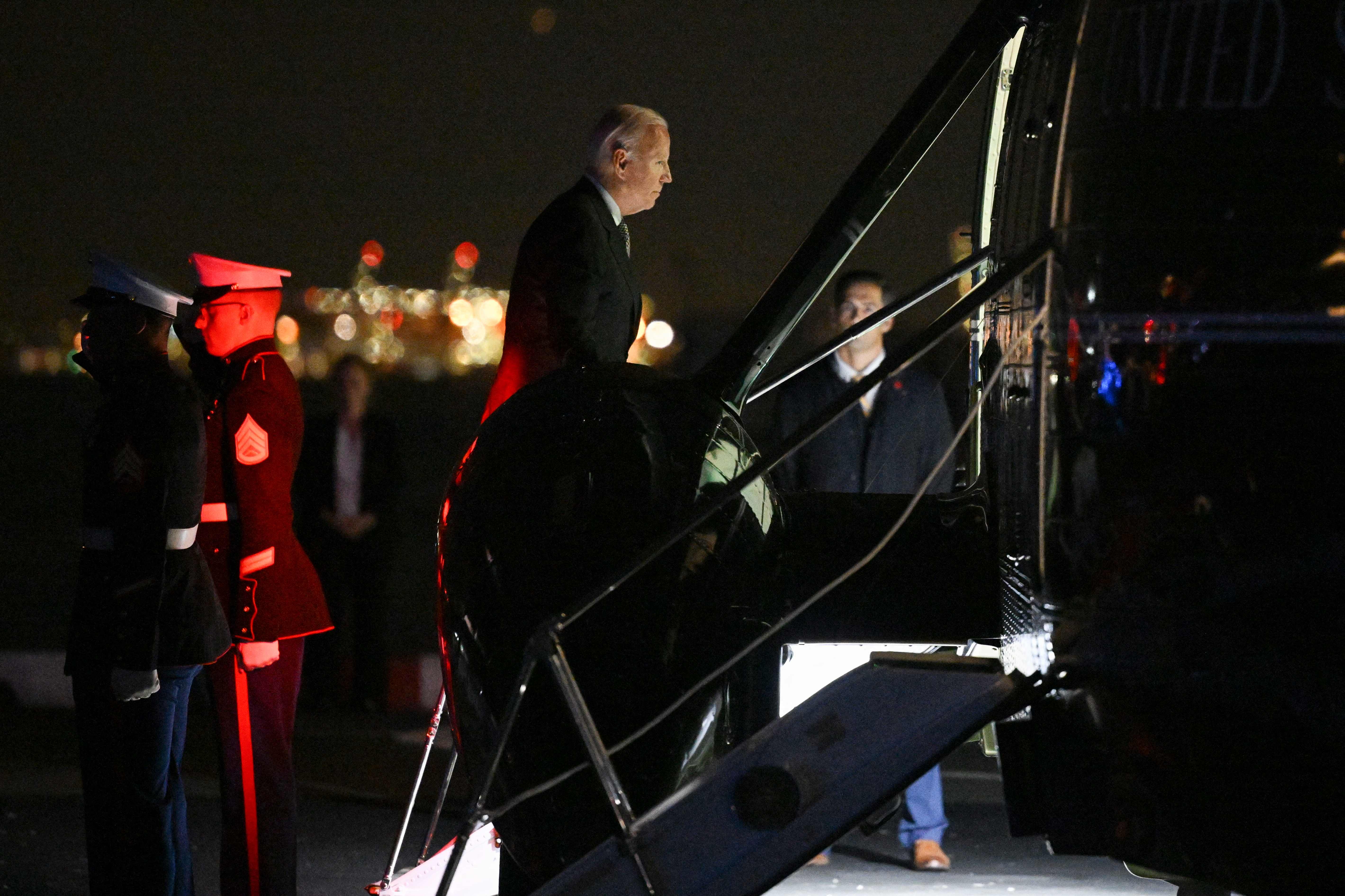 El presidente Joe Biden aborda el Marine One antes de despegar de la zona de aterrizaje de Wall Street en Nueva York el 6 de octubre de 2022