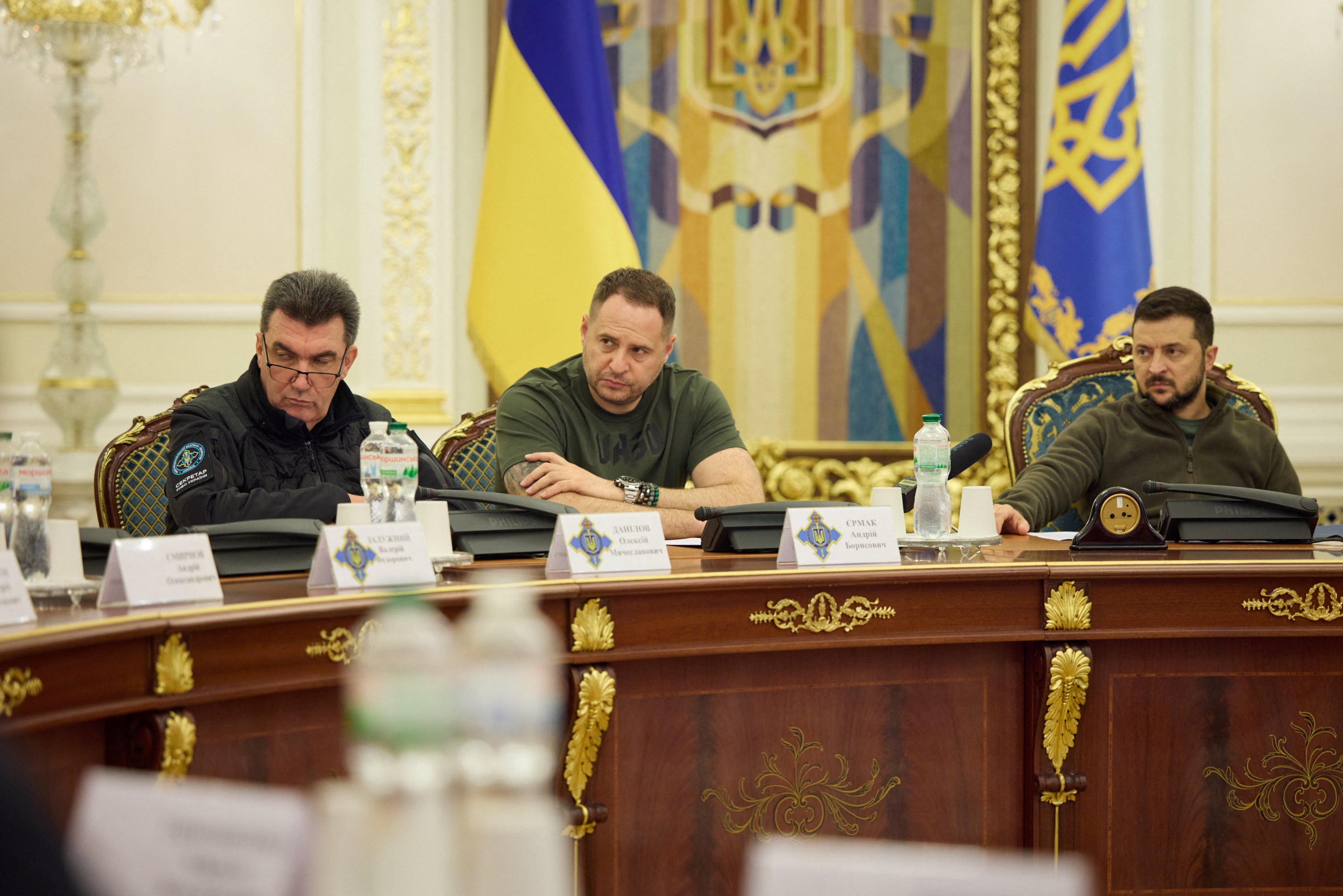 Oleksiy Danilov (izquierda) en una reunión con el presidente Zelensky (derecha) y el jefe de gabinete Andriy Yermak el mes pasado