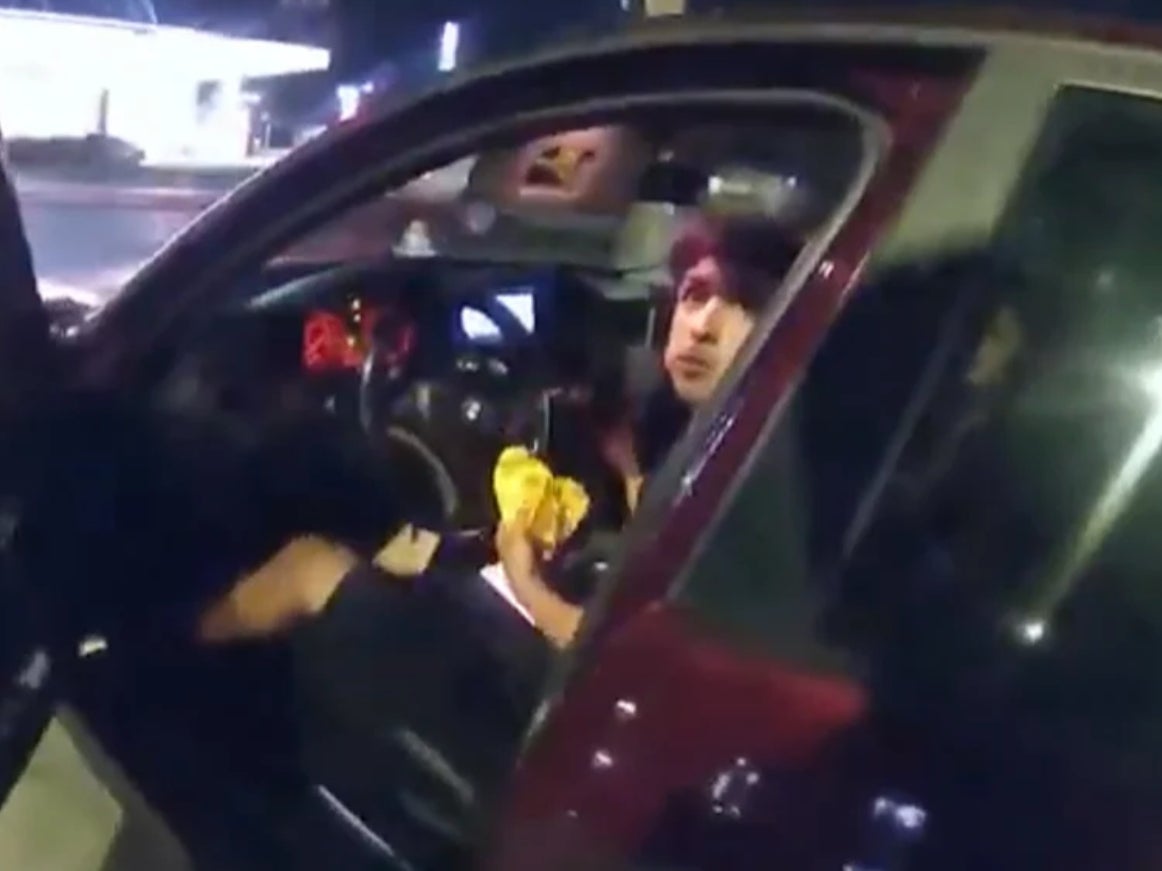Erik Cantu, de 17 años, recibió la orden de salir de su vehículo en un estacionamiento de McDonald’s