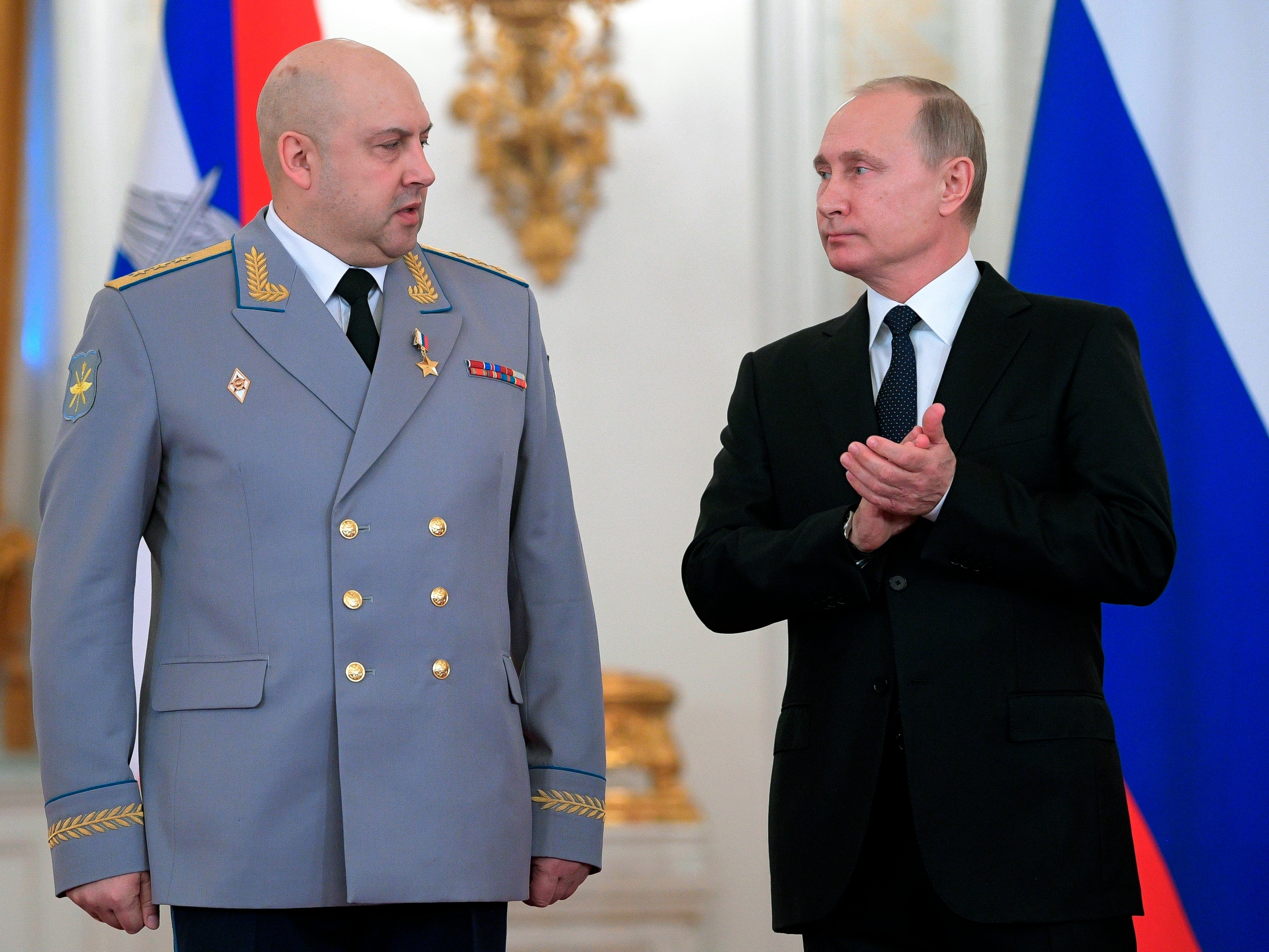 Sergei Surovikin, aquí junto a Vladimir Putin, está supuestamente involucrado en crímenes de guerra en Siria