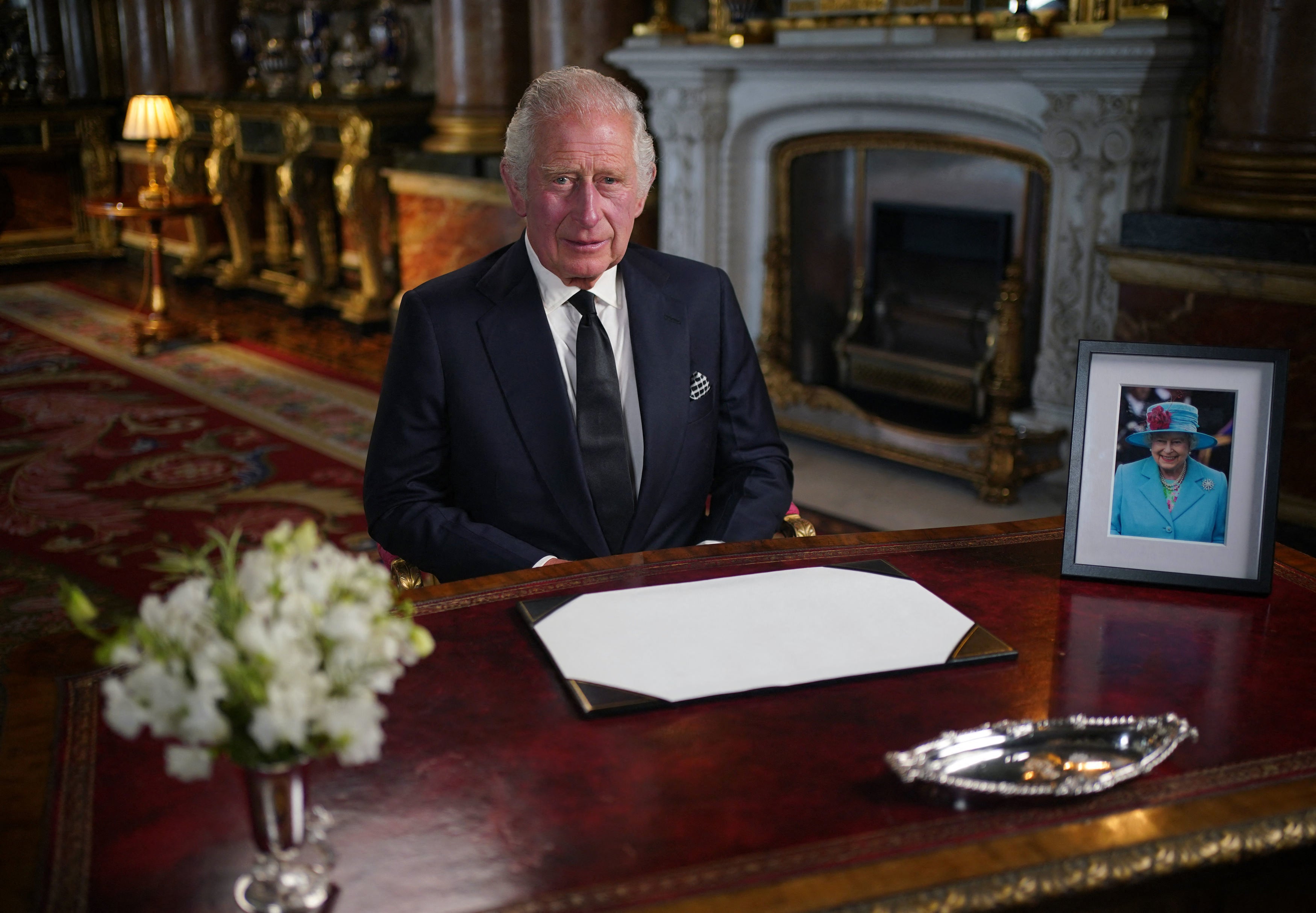 El rey Charles III envía un discurso televisado a la nación y la Commonwealth desde el Salón Blue Drawing del palacio de Buckingham en Londres, el 9 de septiembre de 2022, un día después de la muerte de su madre