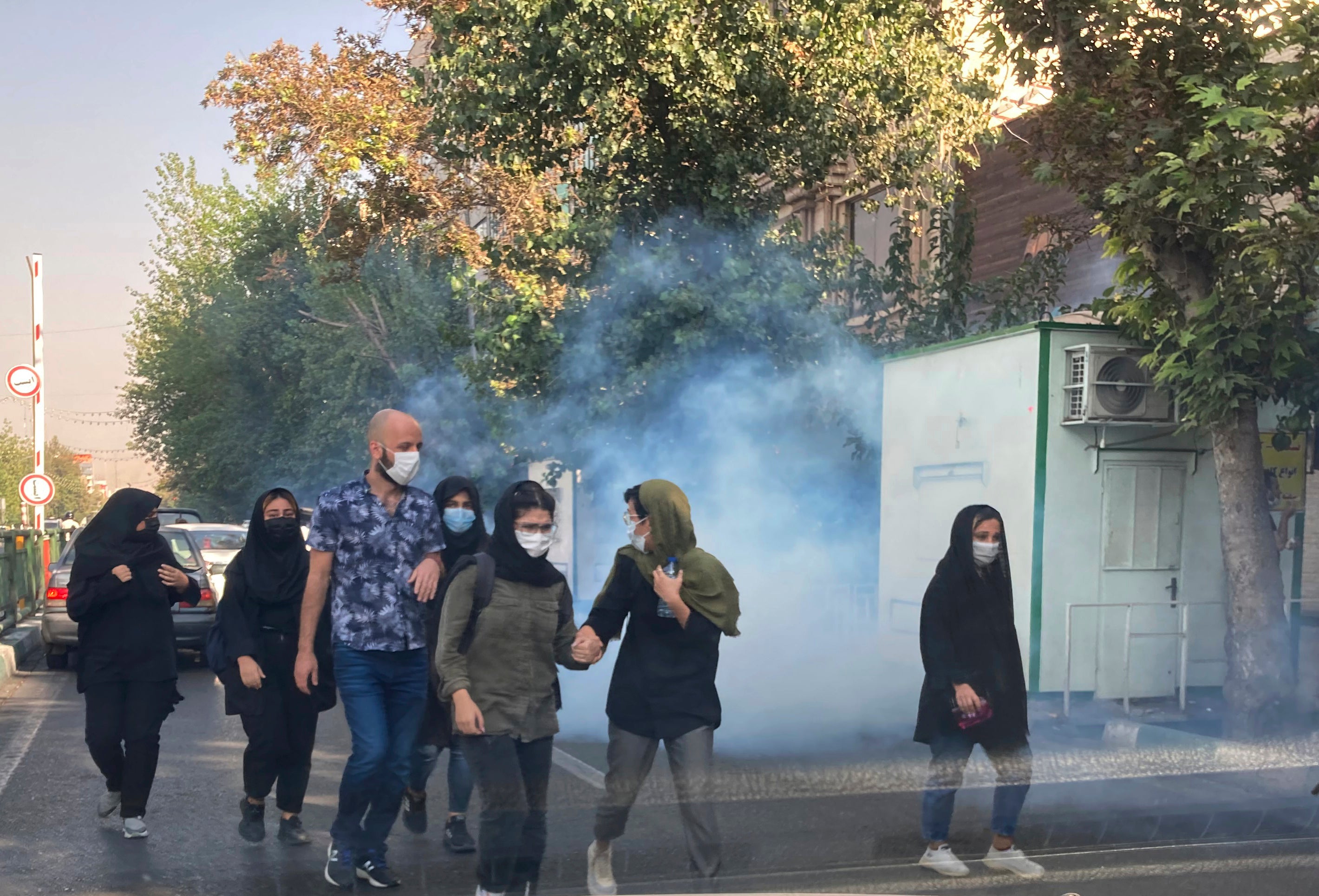 Gas lacrimógeno supuestamente utilizado para dispersar a los manifestantes frente a la Universidad de Teherán