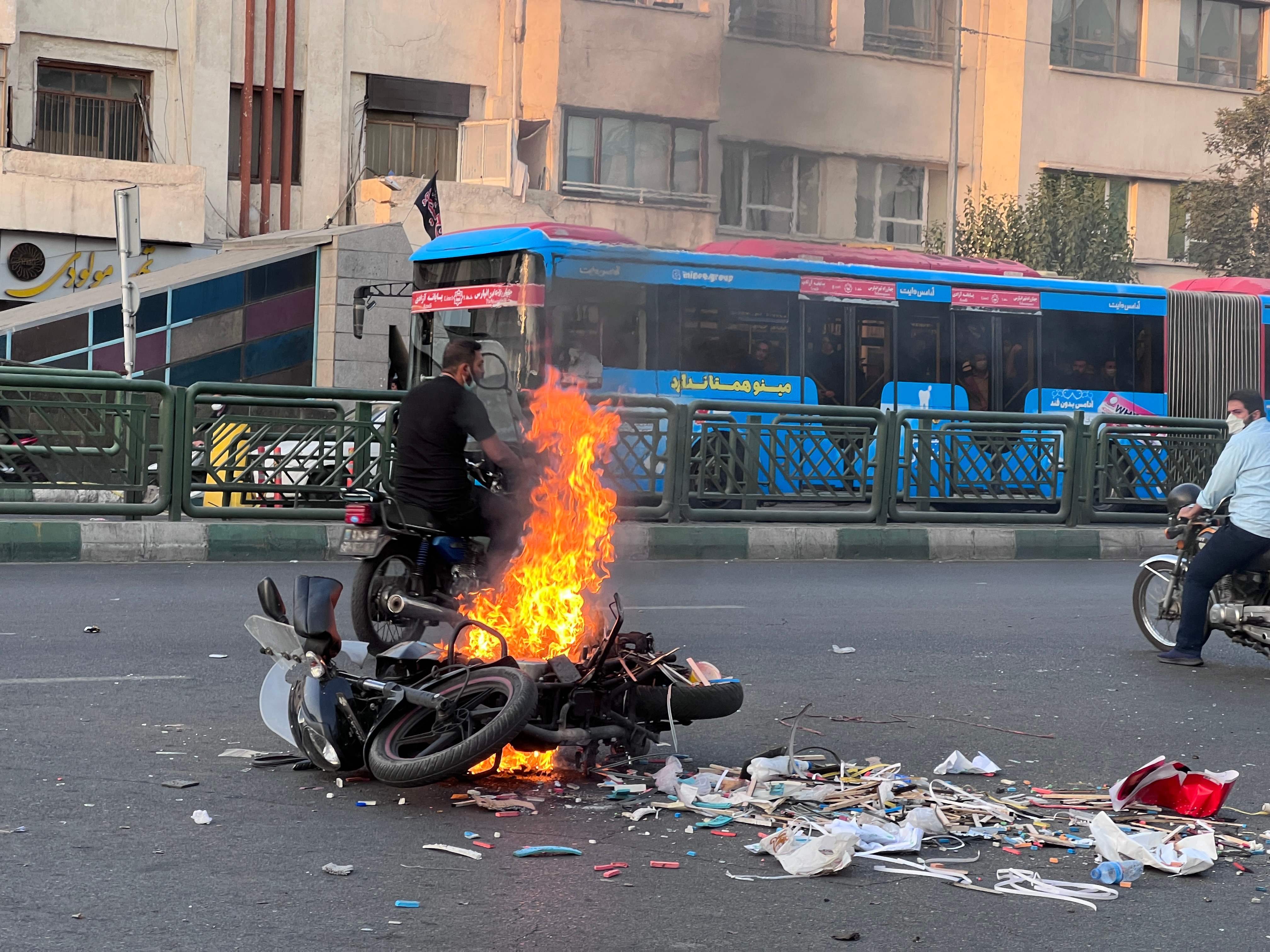 Una motocicleta en llamas en la capital de Irán, Teherán
