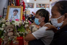 Ceremonia budista para niños muertos en escuela de Tailandia