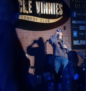 La comediante Ariel Elias se bebe los restos de la cerveza que le arrojaron durante su show en Nueva Jersey, el sábado 8 de octubre de 2022