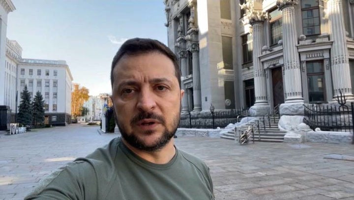 Zelensky dice en Kyiv que los rusos son “terroristas con misiles iraníes”
