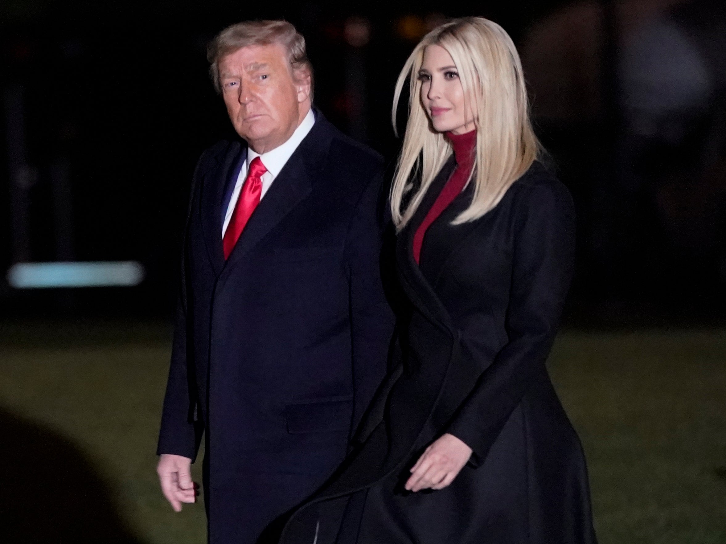 Donald Trump y su hija Ivanka Trump caminan hacia el Marine One en el jardín sur de la Casa Blanca el 4 de enero de 2020 en Washington, D.C.