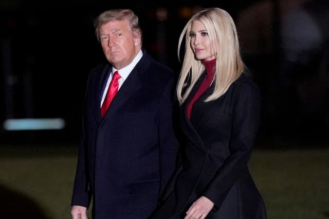 Donald Trump y su hija Ivanka Trump caminan hacia Marine One en el jardín sur de la Casa Blanca el 4 de enero de 2020 en Washington, DC