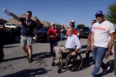 Republicanos van tras el voto hispano en frontera con México