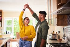 Experta en relaciones describe cuatro señales de que tú y tu pareja durarán