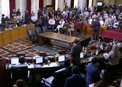 Manifestantes invaden reunión del consejo de Los Ángeles tras los comentarios racistas de Nury Martínez